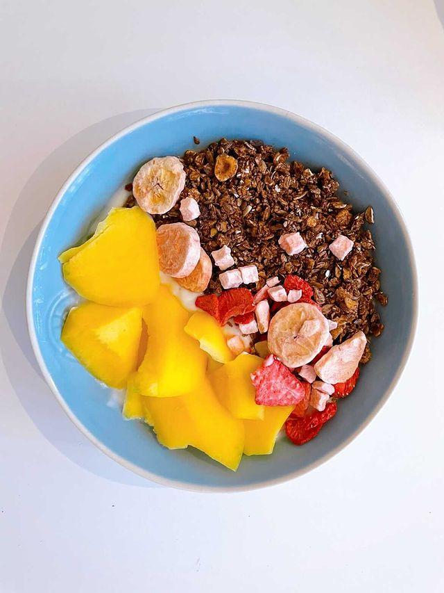 Een snel, gezond en vezelrijk ontbijt. Maak deze heerlijke yoghurt met muesli (choco en noten), CrazyFruit en verse Mango. | Healthy Impact B.V.