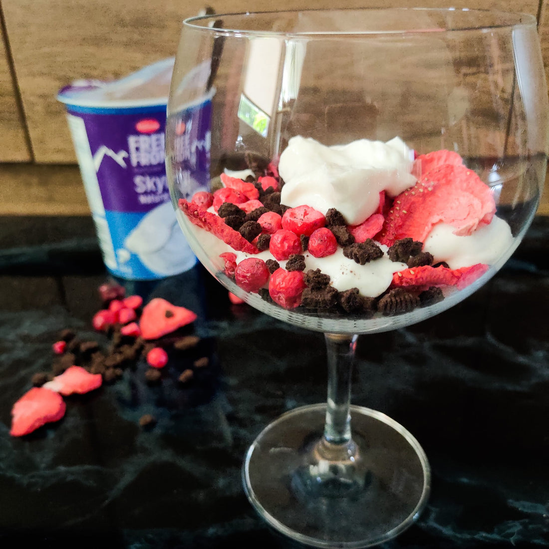 Trifle van yoghurt, CrazyFruit Crunchy red & oreo's | Healthy Impact B.V.